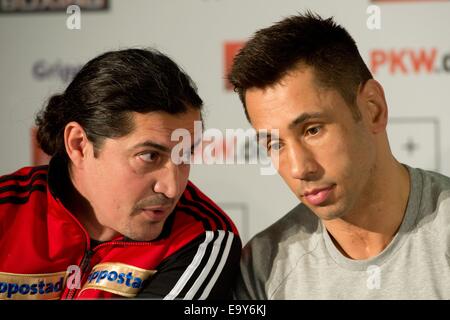 Stuttgart, Deutschland. 4. November 2014. Deutscher Box-pro Felix Sturm (R) und seine Trainer Magomed Schaburowam während einer Pressekonferenz in Stuttgart, Deutschland, 4. November 2014. Sturm und Stieglitz werden einander am 8. November 2014 im Super-Mittelgewicht kämpfen. Das Spiel wird keine Welt Champion Entscheider für die späteren WBO-Meisterschaft gegen Arthur Abraham wie geplant. Foto: SEBASTIAN KAHNERT/Dpa/Alamy Live News Stockfoto