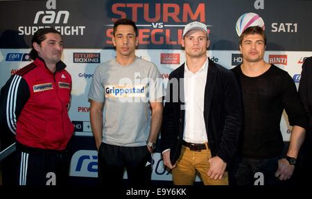 Stuttgart, Deutschland. 4. November 2014. Boxtrainer Magomed Schaburow (L-R), deutsche Boxen pro Felix Sturm (R) und Robert Stieglitz und seinem Trainer Dirk Dzemski während einer Pressekonferenz in Stuttgart, Deutschland, 4. November 2014. Sturm und Stieglitz werden einander am 8. November 2014 im Super-Mittelgewicht kämpfen. Das Spiel wird keine Welt Champion Entscheider für die späteren WBO-Meisterschaft gegen Arthur Abraham wie geplant. Foto: SEBASTIAN KAHNERT/Dpa/Alamy Live News Stockfoto