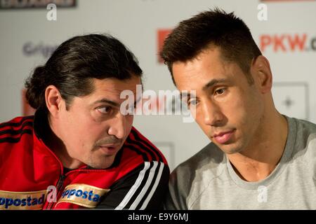 Stuttgart, Deutschland. 4. November 2014. Deutscher Box-pro Felix Sturm (R) und seine Trainer Magomed Schaburow während einer Pressekonferenz in Stuttgart, Deutschland, 4. November 2014. Sturm und Stieglitz werden einander am 8. November 2014 im Super-Mittelgewicht kämpfen. Das Spiel wird keine Welt Champion Entscheider für die späteren WBO-Meisterschaft gegen Arthur Abraham wie geplant. © Dpa picture-Alliance/Alamy Live News Stockfoto