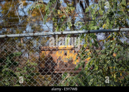 Panmunjeom, Südkorea. 1. November 2014. Ein rostigen Metall Schild zeigt die Grenze zwischen Nord- und Südkorea in entmilitarisiert Zone (DMZ) in Panmunjeom, Südkorea, 1. November 2014. Foto: Maurizio Gambarini/Dpa/Alamy Live News Stockfoto