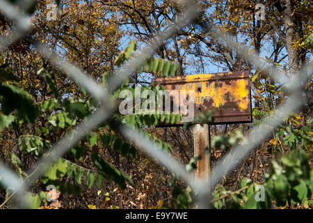 Panmunjeom, Südkorea. 1. November 2014. Ein rostigen Metall Schild zeigt die Grenze zwischen Nord- und Südkorea in entmilitarisiert Zone (DMZ) in Panmunjeom, Südkorea, 1. November 2014. Foto: Maurizio Gambarini/Dpa/Alamy Live News Stockfoto