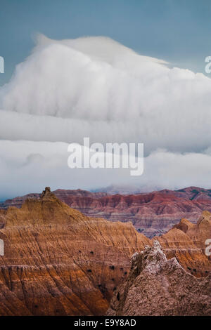 Nebel-Sturm überholt den Badlands von South Dakota 18. Juni 2008.  Kollidierende Abfluss von morgen Stürmen schafft eine senkrechte Wand o Stockfoto