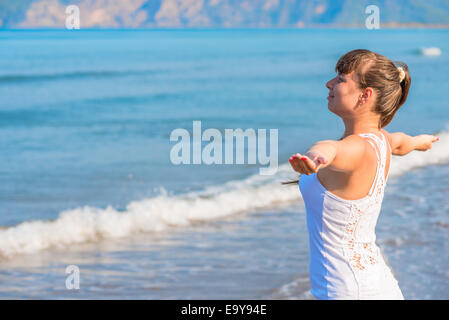 glücklich schöne Brünette Frau mit Blick auf das Meer Stockfoto