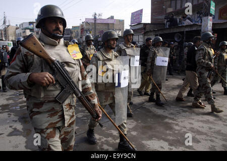 Quetta. 4. November 2014. Pakistanische Ranger patrouillieren wie schiitische Muslime in rituellen Selbstgeißelung während einer religiösen Prozession Markierung Ashura im Südwesten Pakistans Quetta am 4. November 2014 zu beteiligen. Schiitische Muslime markieren Ashura, der zehnte Tag des Heiligen Monats Muharram, um die Schlacht von Kerbela Gedenken als Imam Hussein, ein Enkel des Propheten Muhammad, getötet wurde. © Asad/Xinhua/Alamy Live-Nachrichten Stockfoto