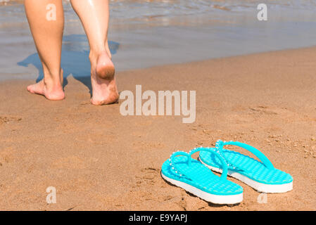 barfuß Mädchen geht ohne Schuhe zum Meer Stockfoto