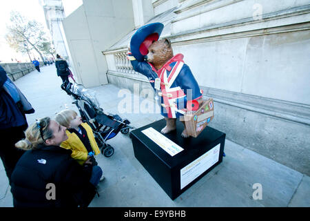 London, UK. 4. November 2014. Paddington Bärenstatue erscheint außen Downing Street London Credit: Amer Ghazzal/Alamy Live-Nachrichten Stockfoto