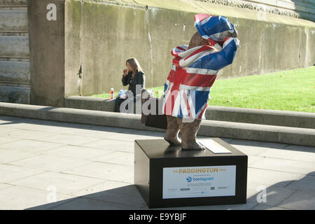 London, UK. 4. November 2014. Paddington Bärenstatue erscheint außen Downing Street London Credit: Amer Ghazzal/Alamy Live-Nachrichten Stockfoto