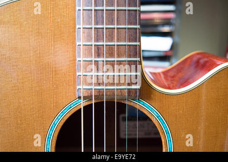 Nahaufnahme der Gitarre mit cd im Hintergrund Stockfoto