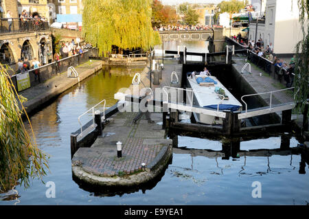 London, England, Vereinigtes Königreich. Barge in Camden Lock Stockfoto