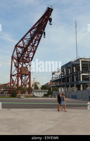 Wandern vorbei an einer alten Kran im Hafen von Valencia, Website des Americas Cup, Spanien. Stockfoto