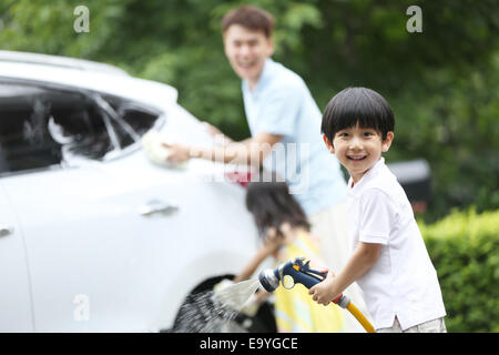 Junge und Mädchen helfen Vater Auto Reinigung Stockfoto