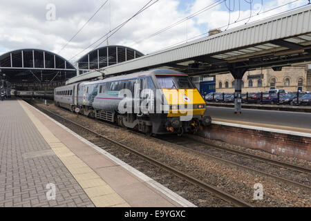 East Coast Class 91 Lokomotive express 91110 "Schlacht von Britain Memorial Flight" in Newcastle Station auf einer in nördlicher Richtung Edinburgh Stockfoto