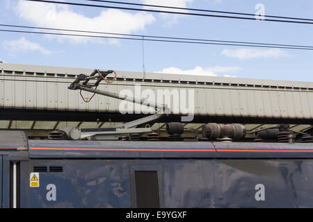 Macht Sammlung Stromabnehmer und überirdische Stromleitungen auf der elektrifizierten East Coast Main Line Railway in Newcastle Bahnhof. Stockfoto