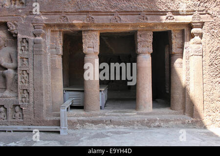 Höhle 19: Richtige Veranda mit Säule Detail und aufdringlich Buddhastatuen. Ajanta Höhlen, Aurangabad, Indien Stockfoto