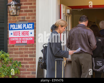 Arlington, Virginia, USA. 4. November 2014. Frau wartet, Wahlrecht, 4. November 2014. Lyon-Dorf Gemeindezentrum, Bezirk 16. Bildnachweis: Rob Crandall/Alamy Live-Nachrichten Stockfoto