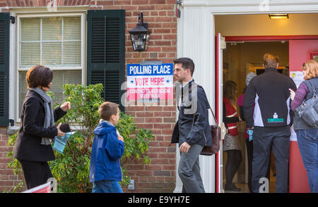 Arlington, Virginia, USA. 4. November 2014. Einreisende in Polling legen Sie für die Abstimmung der 4. November 2014. Lyon-Dorf Gemeindezentrum, Bezirk 16. Bildnachweis: Rob Crandall/Alamy Live-Nachrichten Stockfoto