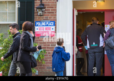 Arlington, Virginia, USA. 4. November 2014. Einreisende in Polling legen Sie für die Abstimmung der 4. November 2014. Lyon-Dorf Gemeindezentrum, Bezirk 16. Bildnachweis: Rob Crandall/Alamy Live-Nachrichten Stockfoto