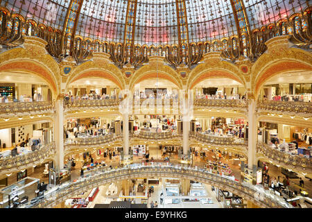 Innenraum der Galeries Lafayette in Paris, Luxus-Shopping-mall Stockfoto