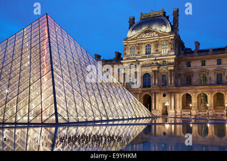 Louvre Museum und Pyramide Nachtansicht Stockfoto
