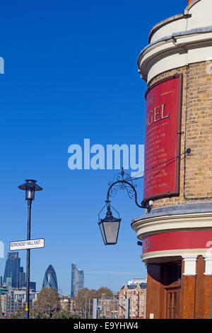 London, Rotherhithe Blick von Bermondsey Wall in Richtung der Stadt. Auf der rechten Seite, die Angel Inn, im 15. Jahrhundert gegründet Stockfoto
