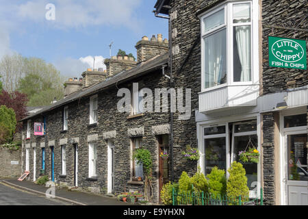 Lakeland Reihenhaus auf dem Land in Windermere, mit wenig Chippy, eine traditionelle englische Fish &amp; Chips Einkaufen auf Beech Street, Windermere, Cumbria, Stockfoto