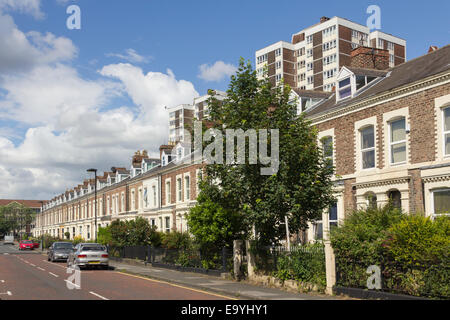 Reihenhäuser mit Schiebefenster, erkerfenster am Boden und ursprünglichen dormer Witwen, auf Falconar Street, Newcastle. Stockfoto