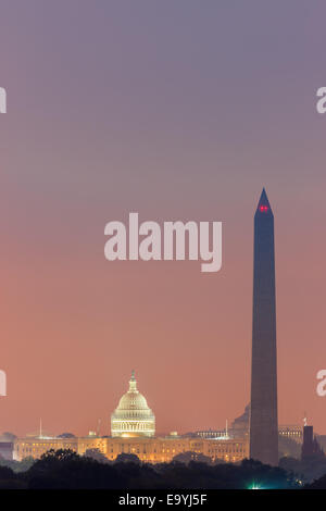 Washington Monument und dem Capitol bei Sonnenaufgang aus Arlington, Virginia, USA übernommen. Stockfoto