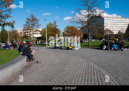 London, UK. 4. November 2014. Londoner und Touristen genießen Sie einen ungewöhnlich warmen Novembertag am Südufer. Bildnachweis: Urbanimages/Alamy Live-Nachrichten Stockfoto