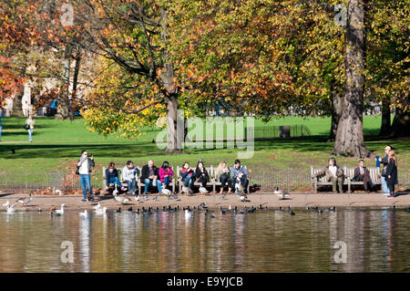 London, UK. 4. November 2014.  St James' Park, London.  Londoner und Touristen genießen Sie einen ungewöhnlich warmen Novembertag.  Bildnachweis: Urbanimages/Alamy Live-Nachrichten Stockfoto