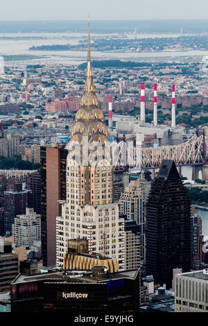 Chrysler Building inmitten von Wolkenkratzern in der Dämmerung, wie gesehen von der Empire State Building, New York City, New York, Vereinigte Staaten Stockfoto