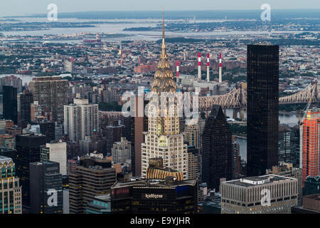 Chrysler Building inmitten von Wolkenkratzern in der Dämmerung, wie gesehen von der Empire State Building, New York City, New York, Vereinigte Staaten Stockfoto