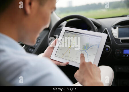 Junger Mann mit dem Ipad Stockfoto
