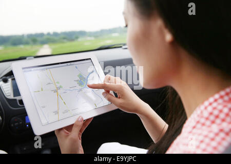 Junge Frau mit dem Ipad Stockfoto