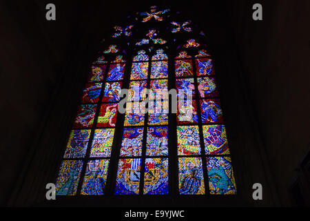 Aufkleber Fenster Transparenz im Inneren der Kathedrale von St. Vitus in Prag, eine Kirche mit dunklen gotischen Türme bewacht Wasserspeier: die Stockfoto