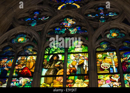 Aufkleber Fenster Transparenz im Inneren der Kathedrale von St. Vitus in Prag, eine Kirche mit dunklen gotischen Türme bewacht Wasserspeier: die Stockfoto