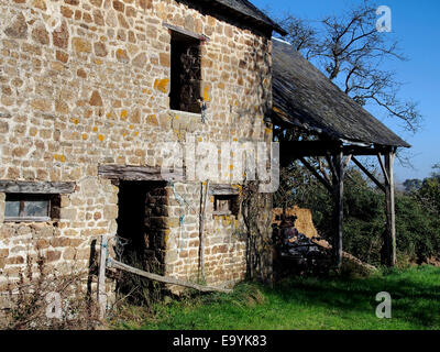 Verlassene Scheune und Holzkarren Schuppen auf einem kleinen Bauernhof im südlichen Normandie zeigt Niedergang der traditionellen Landwirtschaft. Stockfoto