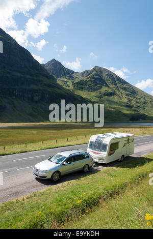 Auto und Wohnwagen auf der A82 Straße durch Glen Coe in den Highlands Scotland UK Stockfoto