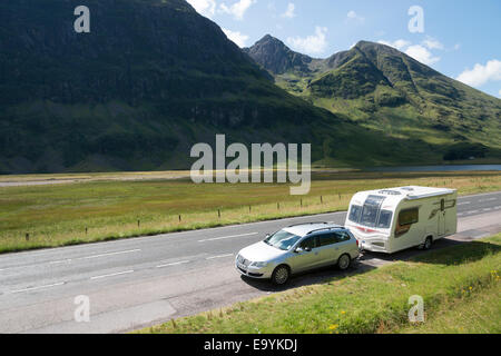 Auto und Wohnwagen auf der A82 Straße durch Glen Coe in den Highlands Scotland UK Stockfoto