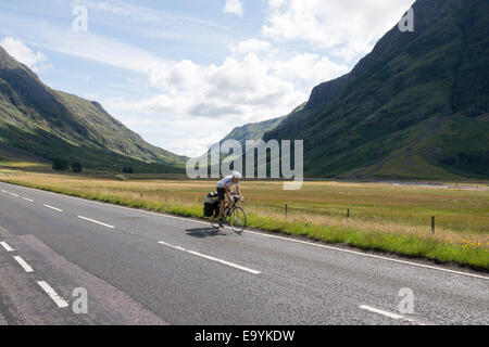 Ein Radsportler auf der A82 Straße durch Glen Coe in den Highlands Scotland UK Stockfoto