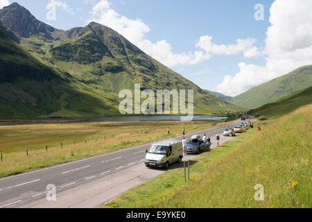 Parken auf der A82 Straße durch Glen Coe in den Highlands Scotland UK mit Passagieren, die auf der Suche um ein layby Stockfoto