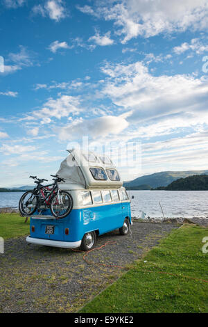 Ein blauen VW Campervan oder Vw Camper Parken am Ufer von Loch Lomond Schottland UK im Sommer Stockfoto