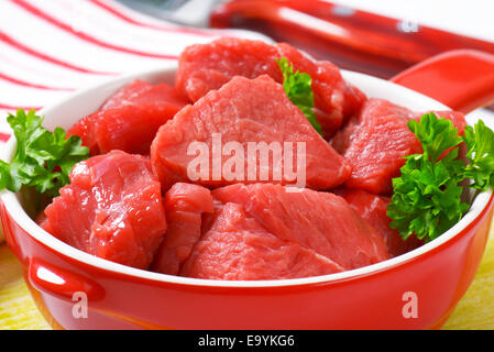 In einer Pfanne gewürfelte Rindfleisch Stockfoto