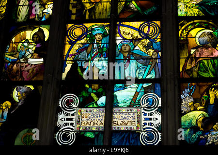 Aufkleber Fenster Transparenz im Inneren der Kathedrale von St. Vitus in Prag, eine Kirche mit dunklen gotischen Türme bewacht Wasserspeier: die Stockfoto