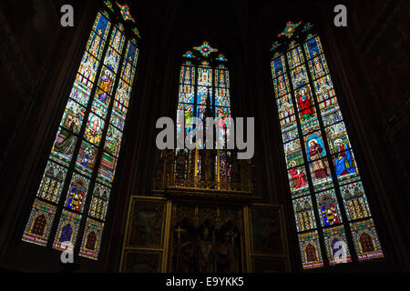 Aufkleber Fenster Transparenz im Inneren der Kathedrale von St. Vitus in Prag, eine Kirche mit dunklen gotischen Türme bewacht Wasserspeier: die Stockfoto