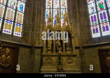 Aufkleber Fenster Transparenz im Inneren der Kathedrale von St. Vitus in Prag, eine Kirche mit dunklen gotischen Türme bewacht Wasserspeier: die Stockfoto