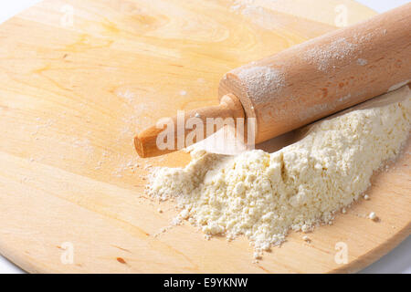 Mehl und Nudelholz auf einem Holzbrett Stockfoto