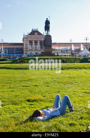 Zagreb, König Tomislav Platz und Hauptbahnhof im Hintergrund Stockfoto