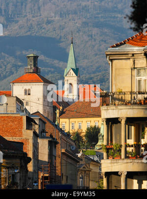 Zagreb Barockfassade. Blick auf Lotrscak-Turm. Stockfoto