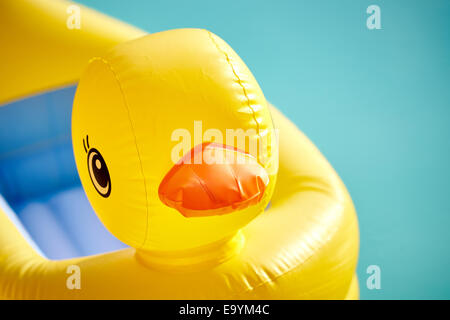 Nahaufnahme von eine große aufblasbare gelbe Ente schwimmend in einem pool Stockfoto