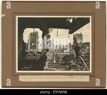 Dieses Bild zeigt die Ruine der Stadt Ypern während des Ersten Weltkriegs und zeigt die Zerstörung durch schwere Bombardements an der Westfront. Ypern, ein wichtiger Ort des Ersten Weltkriegs, wurde im Konflikt schwer beschädigt, und dieses Foto zeigt die Zerstörungen, die in seinem Gefolge hinterlassen wurden. Stockfoto